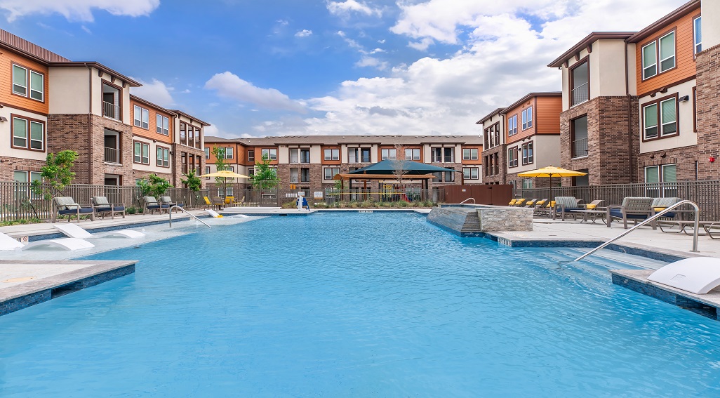 Richcrest Apartments exterior building photo with pool