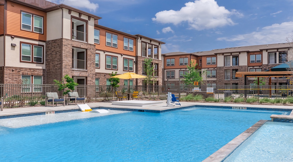 Richcrest Apartments exterior building photo with pool