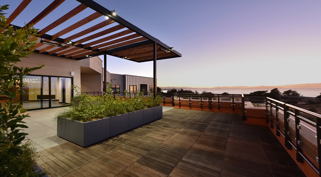 Rooftop patio at Bayview Apartments